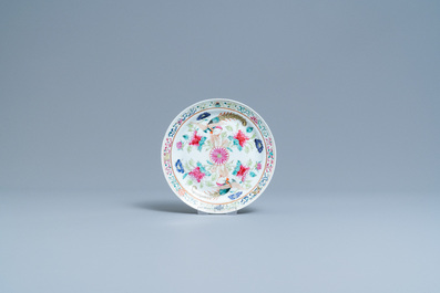 Un service de 56 pi&egrave;ces en porcelaine de Chine famille rose pour le march&eacute; Straits ou Peranakan, 19&egrave;me