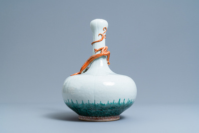 Un vase de forme bouteille en porcelaine de Chine au dragon appliqu&eacute;, 19&egrave;me