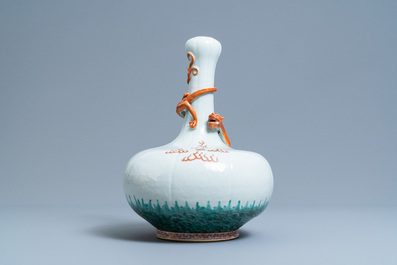 Un vase de forme bouteille en porcelaine de Chine au dragon appliqu&eacute;, 19&egrave;me