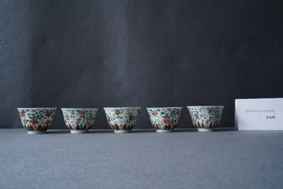 Onze tasses et treize soucoupes en porcelaine de Chine famille verte, Kangxi