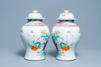 Une paire de vases couverts en porcelaine de Chine famille rose, marque de Qianlong, 19&egrave;me