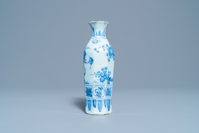 Een octagonale blauw-witte Delftse chinoiserie vaas, eind 17e eeuw