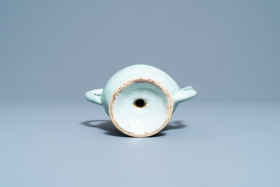 Een Chinese koperrode en blauwe perzikvormige cadogan theepot met celadon fondkleur, 18/19e eeuw