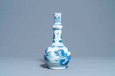 Een Chinese flesvormige blauw-witte vaas met figuren in een landschap, Transitie periode
