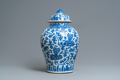 A large Chinese blue and white vase and cover with floral design, Kangxi