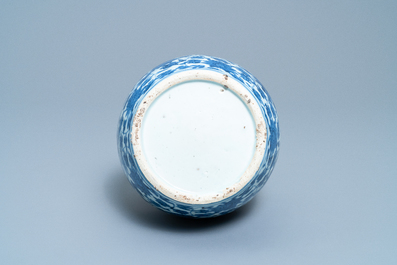 Un vase de forme double gourde en porcelaine de Chine en bleu et blanc, Wanli