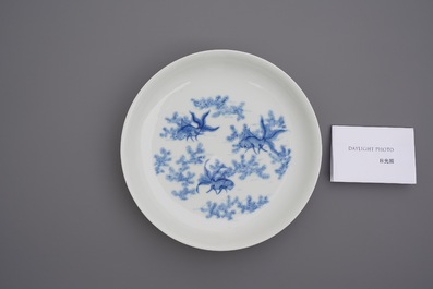 Une assiette en porcelaine de Chine en bleu et blanc &agrave; d&eacute;cor de poissons, marque de Daoguang, R&eacute;publique