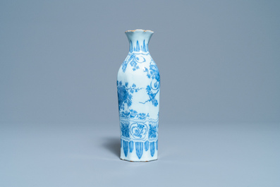 Een octagonale blauw-witte Delftse chinoiserie vaas, eind 17e eeuw