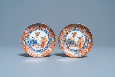 Une paire de coupes en porcelaine de Chine de style Imari &agrave; d&eacute;cor 'Dames au Parasol', Qianlong