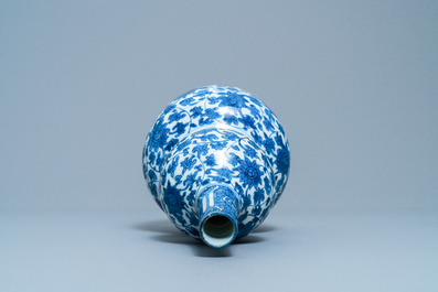 Un vase de forme double gourde en porcelaine de Chine en bleu et blanc, Wanli