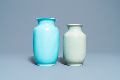 Deux vases en porcelaine de Chine monochrome c&eacute;ladon et turquoise, 19/20&egrave;me