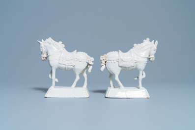 Une paire de mod&egrave;les de chevaux en fa&iuml;ence blanche de Delft, 18&egrave;me