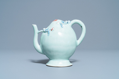 Een Chinese koperrode en blauwe perzikvormige cadogan theepot met celadon fondkleur, 18/19e eeuw