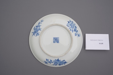 Une assiette en porcelaine de Chine en bleu et blanc &agrave; d&eacute;cor de poissons, marque de Daoguang, R&eacute;publique