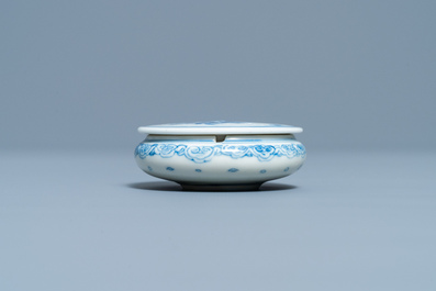 Een Chinees blauw-wit dekseldoosje met erotische voorstelling, Kangxi