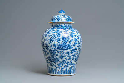 A large Chinese blue and white vase and cover with floral design, Kangxi