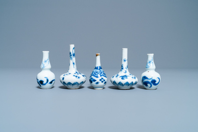 Cinq vases miniatures en porcelaine de Chine en bleu et blanc, Kangxi