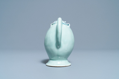 Een Chinese koperrode en blauwe perzikvormige cadogan theepot met celadon fondkleur, 18/19e eeuw