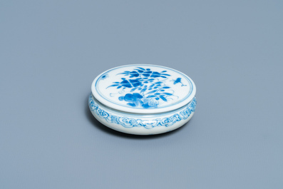 Een Chinees blauw-wit dekseldoosje met erotische voorstelling, Kangxi