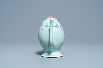 Une th&eacute;i&egrave;re 'cadogan' en forme de p&ecirc;che en porcelaine de Chine en rouge de cuivre et bleu sur fond c&eacute;ladon, 18/19&egrave;me