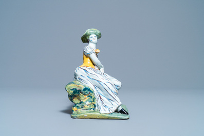 Une figure d'une dame assise en fa&iuml;ence de Delft polychrome, 18&egrave;me