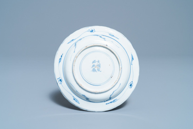 Een Chinees blauw-wit en koperrood bord met vissen, Chenghua merk, Kangxi