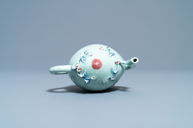 Een Chinese koperrode en blauwe perzikvormige cadogan theepot met celadon fondkleur, 18/19e eeuw