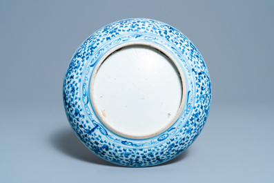 Un plat en porcelaine de Chine en bleu et blanc &agrave; d&eacute;cor floral, Ming