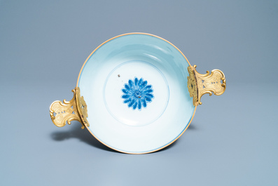 Een Chinese blauw-witte kom met vergulde Augsburg monturen, ex-coll. August de Sterke, Kangxi