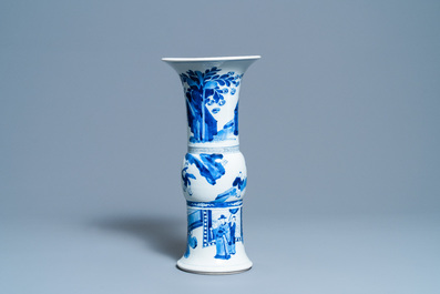 Un vase de forme 'gu' en porcelaine de Chine en bleu et blanc, Kangxi