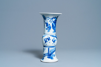 Een Chinese blauw-witte 'gu' vaas met figuratief decor, Kangxi