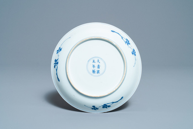 Une assiette en porcelaine de Chine en bleu et blanc &agrave; d&eacute;cor d'immortels, marque et &eacute;poque de Yongzheng