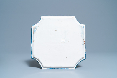 Une plaque de style Kakiemon en fa&iuml;ence de Delft dor&eacute;, 18&egrave;me