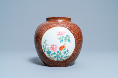 Un vase en porcelaine de Chine famille rose sur fond caf&eacute;-au-lait, marque de Qianlong, 20&egrave;me