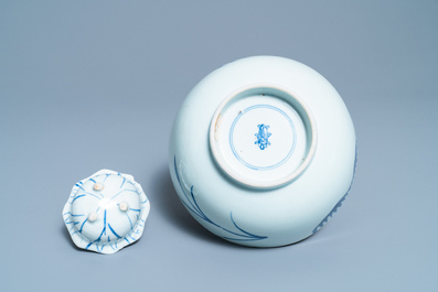 Een Chinees blauw-wit 'feniksen' bord, een 'krabben' kom en een lotusvormige kom, Kangxi