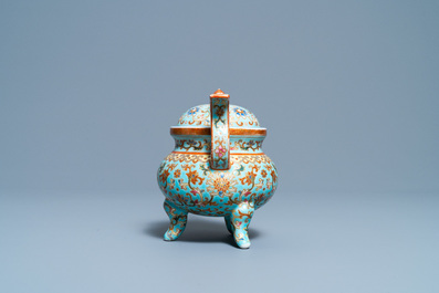 Un br&ucirc;le-parfum en porcelaine de Chine famille rose &agrave; fond turquoise, R&eacute;publique