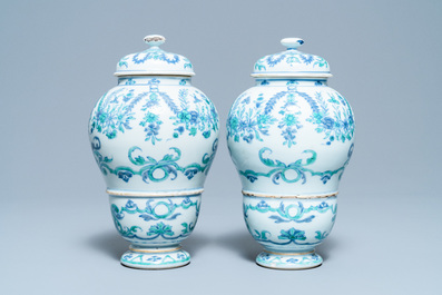 A pair of rare Chinese export porcelain urns and covers, Qianlong