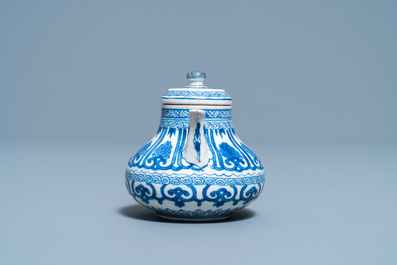 Une th&eacute;i&egrave;re miniature en porcelaine de Chine p&acirc;te tendre en bleu et blanc, Kangxi