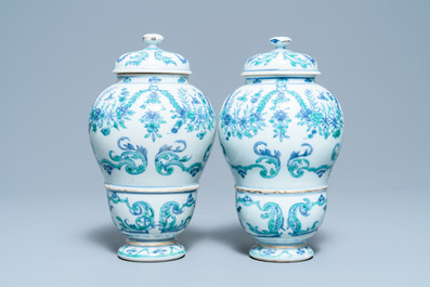 A pair of rare Chinese export porcelain urns and covers, Qianlong