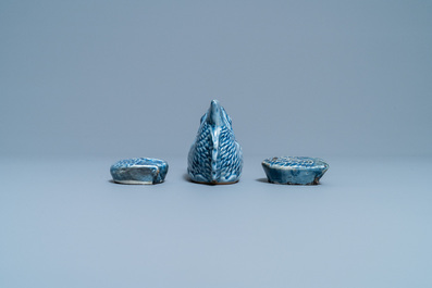 Trois compte-gouttes en forme de poisson en porcelaine de Cor&eacute;e en bleu monochrome, Joseon, 19&egrave;me