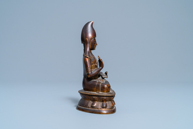 Une figure d'un lama en bronze dor&eacute;, Sino-Tibet, 18/19&egrave;me