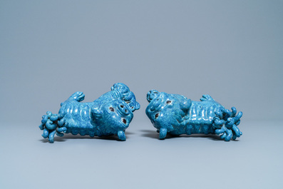 Une paire de mod&egrave;les de lions bouddhistes en porcelaine de Chine 'robin's egg', 19&egrave;me