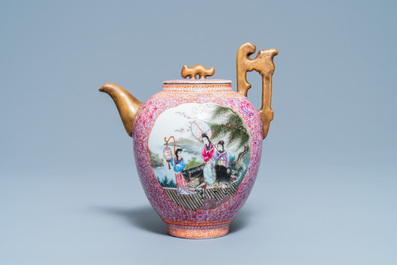 Une grande verseuse &agrave; vin couverte en porcelaine de Chine famille rose, marque de Qianlong, R&eacute;publique