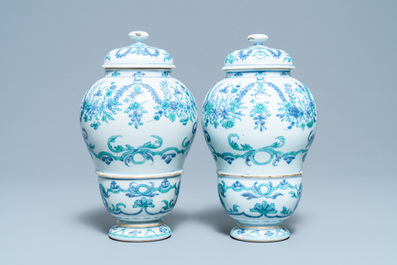 A pair of rare Chinese export porcelain urns and covers, Qianlong