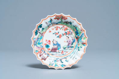 Une tasse et soucoupe en porcelaine de Chine famille rose, Yongzheng