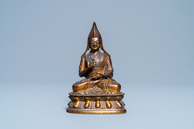 Une figure d'un lama en bronze dor&eacute;, Sino-Tibet, 18/19&egrave;me