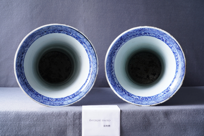 Une paire de grands vases en porcelaine de Chine en bleu et blanc &agrave; d&eacute;cor de longues dames, Kangxi