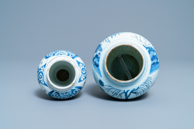 Quatre assiettes et deux vases en fa&iuml;ence de Delft en bleu et blanc, 18&egrave;me