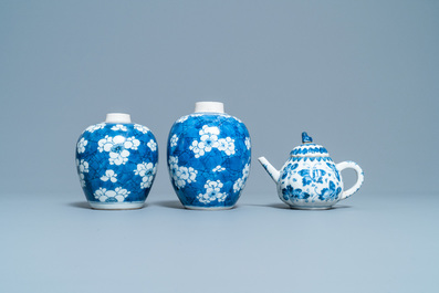 Een paar Chinese blauw-witte gemberpotten en een theepot, Kangxi