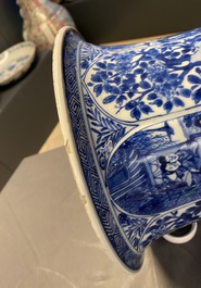 Une paire de grands vases en porcelaine de Chine en bleu et blanc &agrave; d&eacute;cor de longues dames, Kangxi